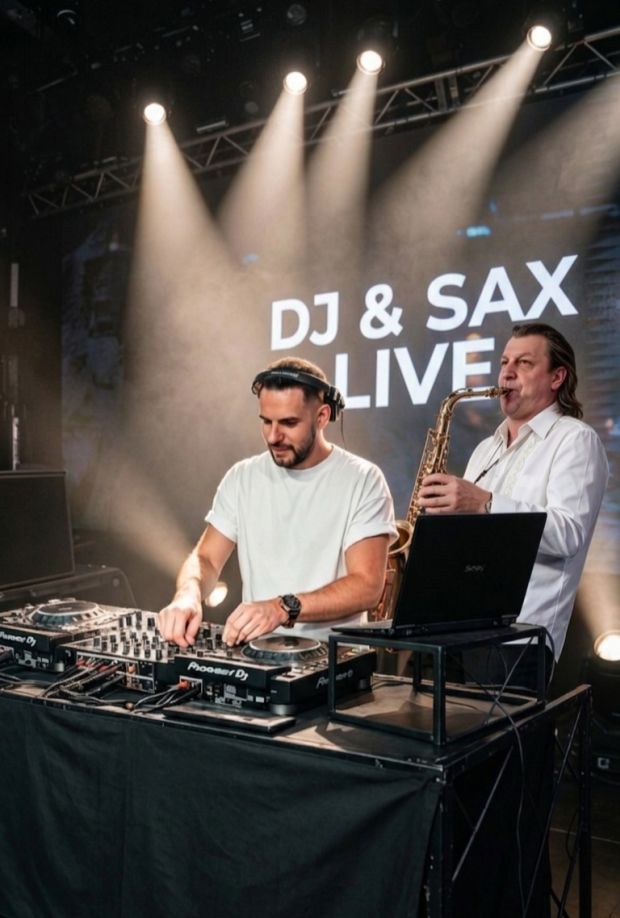DJ i saksofonista grają razem na scenie
